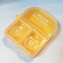 Контейнер Желтый контейнер HELLO MY VITAMIN 3 отделения.
Размер 70 х 55 х 20 мм.
Контейнер для таблеток, витамин, бадов.
Таблетница удобна для людей следящих за своим здоровьем.
Положите в контейнер с