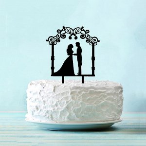 Топпер в торт «Влюблённая пара в арке»