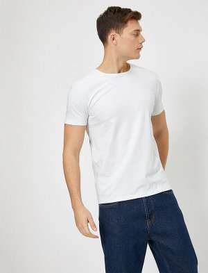 Футболки Материал: %95 хлопок, %5 эластан Параметры модели: рост: 188 cm, грудь: 99, талия: 75, бедра: 95 Надет размер: L