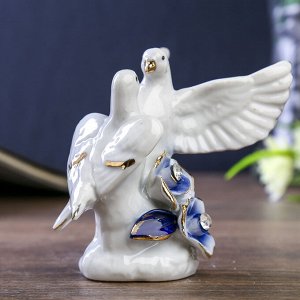 Сувенир керамика "Белые голуби с синими розами" с золотом. стразы 8х9х6 см