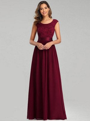 Яркое длинное платье бордового цвета без рукавов