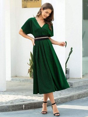 Зеленое платье с глубоким V-образным вырезом длины миди