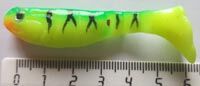 Силиконовая приманка рыбка, зелено-желто-красная, длина 7 см.