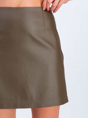 Юбки о товаре
Юбка изготовлена из мягкой эко-кожи, короткая.
Переднее полотнище юбки – цельнокроеное, с талиевыми вытачками, с застежкой на потайную тесьму «молния» в боковом шве.
Заднее полотнище юбк