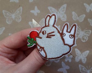 Брошь-нашивка "Тоторо с клубникой" — My Neighbor Totoro