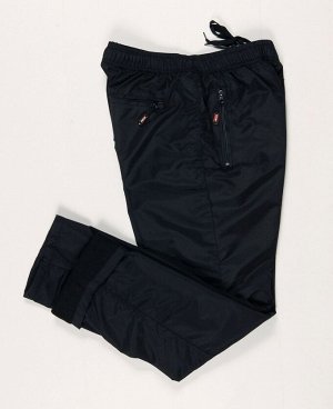. Темно-синий;
Черный;
   Утепленные мужские брюки выполнены из ветрозащитной ткани с водоотталкивающим покрытием, утеплитель синтепон, подкладка байка. Имеют два боковых кармана на молниях, задний ка