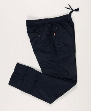 Спорт Утепленные мужские брюки выполнены из ветрозащитной ткани с водоотталкивающим покрытием, утеплитель синтепон, подкладка байка. Имеют два боковых кармана на молниях, задний карман на молнии, широ