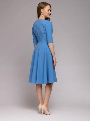 Платье голубое длины миди с защипами на талии