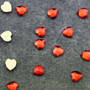 Стразы фигурные Сердечко красное 4*5,5 мм