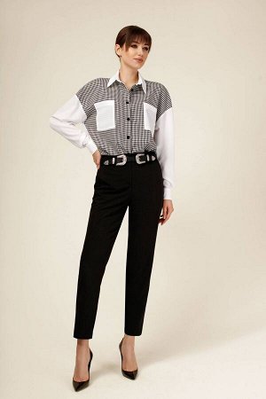 Комплект Комплект Liberty Design 7018 
Комбинированная блузка с принтом пье-де-пуль. Свободный крой, рубашечный воротник, накладные карманы. застежка на пуговицы.Зауженные брюки черного цвета. Модель