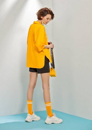 Блуза Блуза Rivoli 2052 желтый 
Состав ткани: Хлопок-100%; 
Рост: 170 см.

Оригинальная блуза прямого силуэта. Рукава цельнокроеные, без плечевого шва, укорочены, с притачной манжетой. Отложной ворот