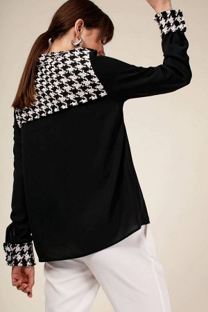 Комплект Комплект Liberty Design 7029 
Блузка черного цвета свободного кроя. Воротник стойка, накладные карманы, отрезная кокетка и манжеты, выполнены из отделочного материала. Застежка по переду на 