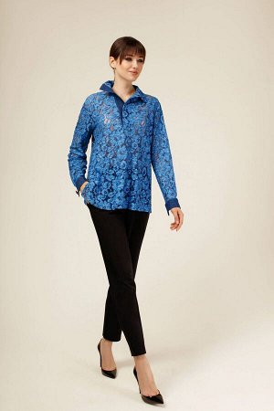 Комплект Комплект Liberty Design 7016 
Блузка голубого цвета из гипюра. Рубашечный отложной воротник, рукав с манжетам. Зауженные брюки черного цвета. Модель длиной до щиколоток. Облегающий верх, ком