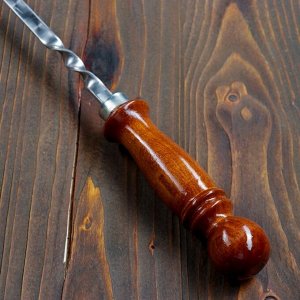 Шампур с деревянной ручкой, рабочая длина - 60 см, ширина - 10 мм, толщина - 2.5 мм, с узором