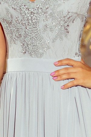 Платье NUMOCO 215-1 серебро  Макси-платье с  вышитым декольте. Без рукавов. Платье красиво раскрывает декольте и спину. Кружевно