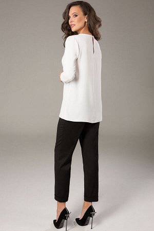 Блуза Блуза Teffi style 1469 
Состав ткани: ПЭ-100%; 
Рост: 170 см.

Блузка женская прямого силуэта. Перед с нагрудными вытачками. Спинка со средним швом, в котором обработана застежка на петлю-пугов