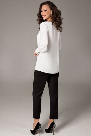 Блуза Блуза Teffi style 1470 
Состав ткани: ПЭ-100%; 
Рост: 170 см.

Блузка женская прямого силуэта. По переду расположены нагрудные вытачки. Спинка цельная. В боковых швах обработаны разрезы. Горлов