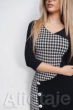 Платье черного цвета, декорированное пуговичками