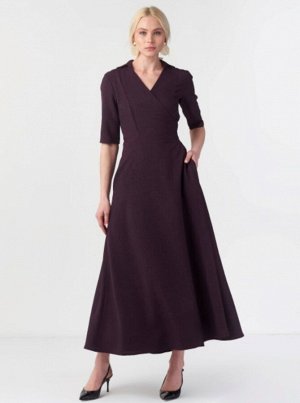 Платье Платье на запах, с короткими рукавами, воротником, боковыми карманами и втачным поясом.