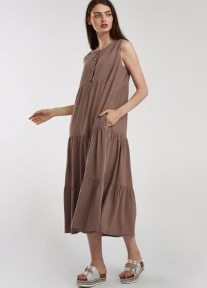 Платье Платье без рукавов, с круглым вырезом, сборками на груди и спине, подкладкой до талии и с застежкой на пуговицы спереди.