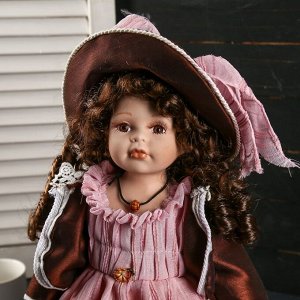 Кукла коллекционная керамика "Кристина в персиковом платье, шоколадном джемпере" 40 см