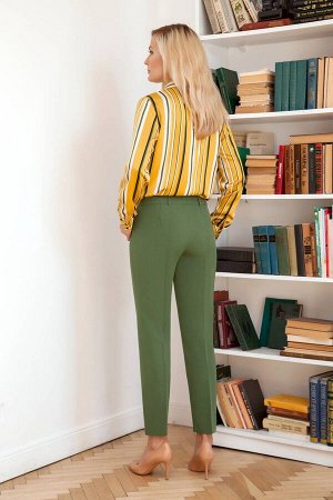 Комплект Комплект Azzara 635 
Рост: 170 см.

Комплект женский состоит из брюк и блузки. Брюки на поясе-кокетке, зауженные книзу, 7/8 длины, с боковыми карманами, брюки застегиваются спереди на потайн
