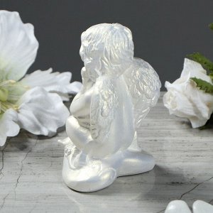 Статуэтка "Ангел на сердечке". цвет перламутровый. 10 см