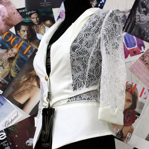 Размер 42.Стильный женский пиджак Ying_Collection с оригинальным орнаментом белого цвета.