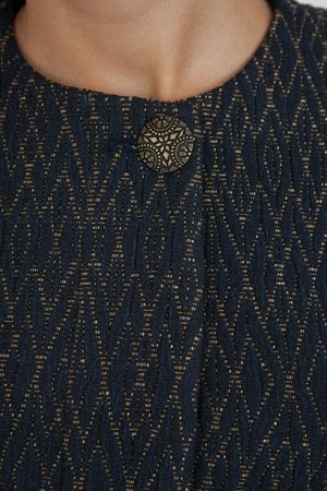 Жакет Приталенный жакет оригинального покроя с плавной округлой линий плеча, с потайной застежкой на пуговицы и одной декоративной пуговицей сверху (является также функциональной). Выполнен из плотной