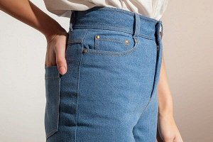 Стильные облегающие джинсы