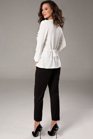 Блуза Блуза Teffi style 1471 
Состав ткани: ПЭ-100%; 
Рост: 170 см.

Блузка женская прямого силуэта с притачным поясом-завязкой от рельефа. По переду обработана застежка до линии талии притачными пла