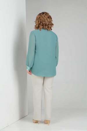 Блузка П/э100% Рост: 164 см. Нарядная блуза из шифона. В качестве отделки используется ткань с пайетками на воротнике, манжетах и паты внизу по бокам блузы.Эта отделка придает изысканность блузе. Пере
