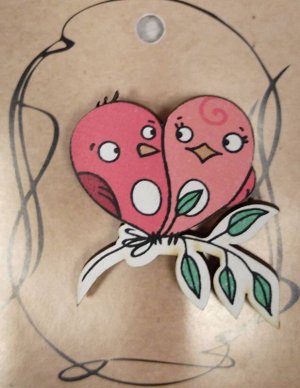 ЗН0057 Стильный деревянный значок "Две птичке в виде сердца" _стр., 70х50х61мм, _