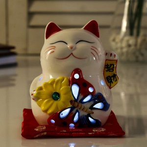 Сувенир керамика свет "Кот манэки-нэко с бабочкой и цветком" 10,5х8х7,5 см