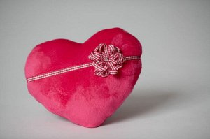 Мягк. игрушка Сердце малиновое с бантиком, 31 см.