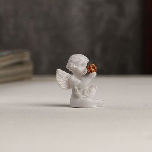 Сувенир полистоун "Белоснежный ангел с красным шариком" 3.5х3х2.2 см