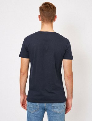 футболка Материал: %100 Хлопок Параметры модели: рост: 189 cm, грудь: 98, талия: 75, бедра: 95 Надет размер: M