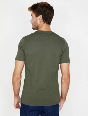 футболка Материал: %100 Хлопок Параметры модели:  рост: 188 cm, грудь: 99, талия: 85, бедра: 100 Надет размер: M