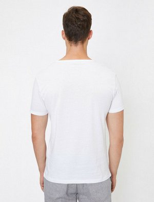 футболка Материал: Параметры модели: рост: 188 cm, грудь: 99, талия: 75, бедра: 95 Надет размер: L