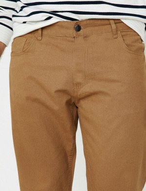 брюки Материал: %100 Хлопок Параметры модели: рост: 188 cm, грудь: 99, талия: 85, бедра: 100 Надет размер: 42
