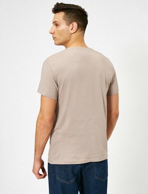 футболка Материал: %50 Хлопок, %50 Полиэстер Параметры модели: рост: 188 cm, грудь: 99, талия: 75, бедра: 98 Надет размер: L
