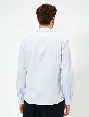 Рубашка Материал: %55  Хлопок, %45 Полиэстер Параметры модели: рост: 189 cm, грудь: 99, талия: 75, бедра: 99 Надет размер: M