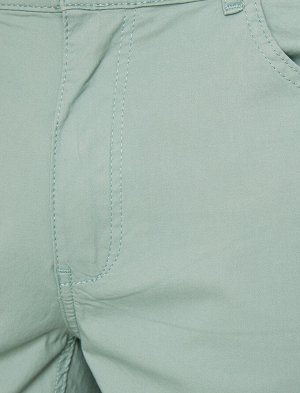 брюки Материал: %2  Эластан, %98 Хлопок Параметры модели:  рост: 187 cm, грудь: 97, талия: 80, бедра: 93 Надет размер: 42