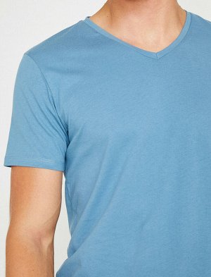 футболка Материал: %100 Хлопок Параметры модели:  рост: 187 cm, грудь: 98, талия: 74, бедра: 94 Надет размер: M