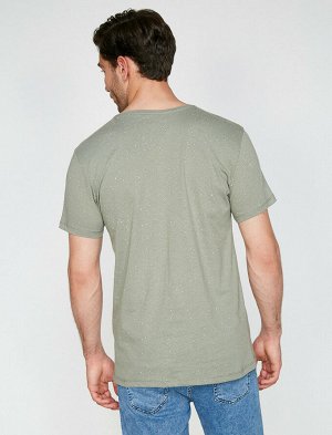 футболка Материал: %100 Хлопок Параметры модели: рост: 188 cm, грудь: 97, талия: 75, бедра: 94 Надет размер: M