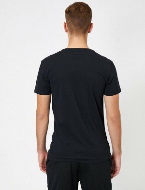 футболка Материал: 100% Хлопок Параметры модели: рост: 189 cm, грудь: 98, талия: 75, бедра: 95 Надет размер: M