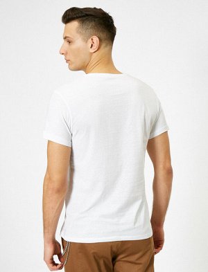 футболка Материал: %100 Хлопок Параметры модели: рост: 188 cm, грудь: 99, талия: 75, бедра: 98 Надет размер: L