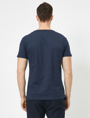 футболка Материал: %100 Хлопок Параметры модели: рост: 177 cm, грудь: 88, талия: 61, бедра: 90 Надет размер: S