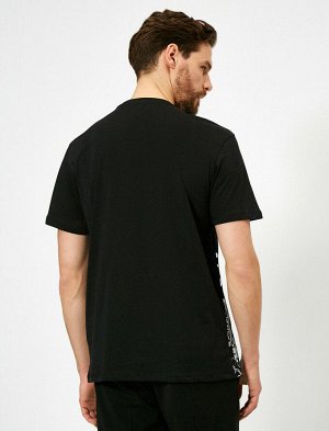 футболка Материал: %100 Хлопок Параметры модели:  рост: 187 cm, грудь: 97, талия: 80, бедра: 93 Надет размер: M