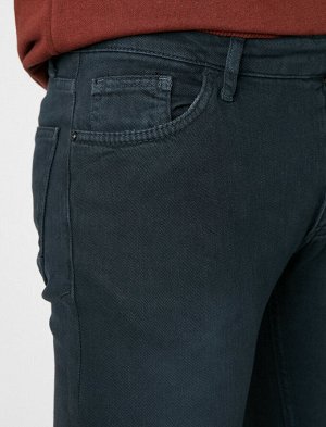 брюки Материал: %3 Эластан, %97 Хлопок Параметры модели: рост: 188 cm, грудь: 98, талия: 76, бедра: 94 Надет размер: 42